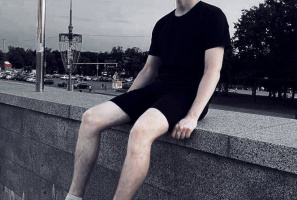 Симпатичный парень  – Фото 1