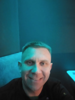 Приємний молодий чоловік у пошуку близької подруги – Фото 1