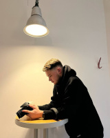 Симпатичний хлопець в пошуку дорослих відчуттів та задоволення. – Фото 1