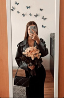 Одинокая девушка ждет мужчину  – Фото 1