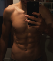 Гарячий хлопець шукає дівчину, яка хоче втратити голову від оргазмів вночі  – Фото 1