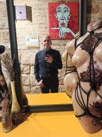 Цікаву та розкуту дівчину – Фото 1