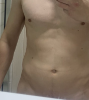 Спортивный молодой парень ищет  – Фото 1