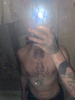 Молодий хлопець шукає, щось цікаве – Фото 1