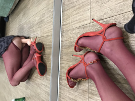 Одягаю жіночі речі  – Фото 1