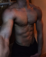 Здоровий амбал шукає дівчину для шикарного сексу. – Фото 1