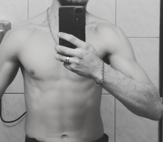 Мені 22 шукаю жінку для общения  мені подобаються жінки по старши 27 і старше  – Фото 1